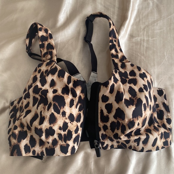 Victoria secret sports bra , supportive straps, opens and closes from the front - Picture 6 of 6